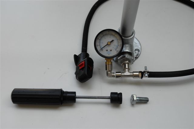 The base, with pressure gauge. The black thing is the piston from a pocket bicycle pump. That fits perfectly, too. It just needs to be cut off, and a 4 mm hole be drilled through the bolt.