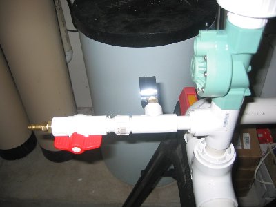 This shows the quick-connect and pressure gauge mounted on the rear of the gun.
