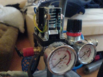 This is what is under the cap with the red button. To the left you can see the popoff valve which I later replaced by a plug.