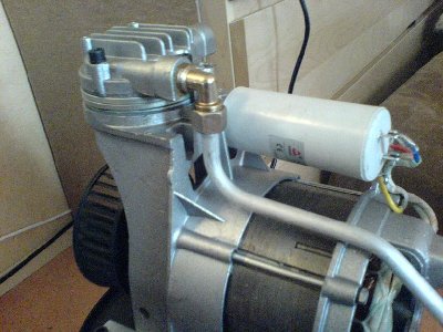 Here you can see the piston housing, electromotor and a capacitor.