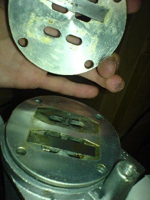 The check valves. Note that dead volume stops here, so the big empty cap doesnt matter.