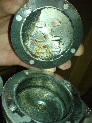 And finally: the piston itself.<br />As you can see from the tracks on the cylinder wall it moves up completely.<br />There is almost no dead space.