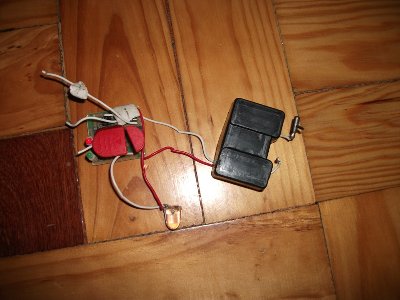 The two parts are connected, but there are 4 wires left to connect to the battery, that´s where I got confused
