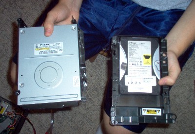 These are the 2 drives we took out, the one on the left is the CD-Drive and the other one is the HD.