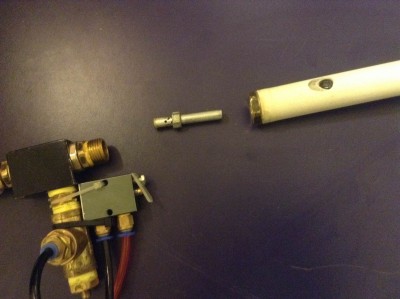 Blow forward bolt (no spring return = shake to open)