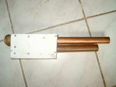 Side view of the assembly.<br />It could me made more compact, for instance by using U frame aluminium to house the action,<br />or PVC.I just slapped this together, only keeping in mind to get the <br />falling block in as tight as possible.