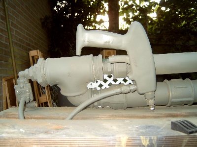 Close-up of the working bits...piston valve INSIDE the Tee, modded brass solenoid valve, pressure washer handle.