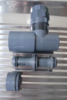 Almost finished now... I tried to put a check valve inside the 20 mm bolt pipe, but of course it shifted while the epoxy was curing. Now it´s just 2 holes as eq. port.