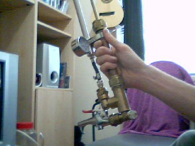 2007-10-12-39417.jpg (130.06 KiB) Viewed 3831 times Pumping this gun up is a breeze, the chamber is perfect as a grip as you can see.