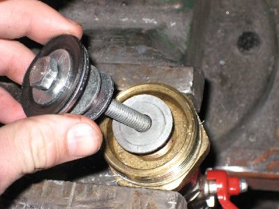 i soldered a washer to the opening so the piston get pulled back. pretty hard to explain.