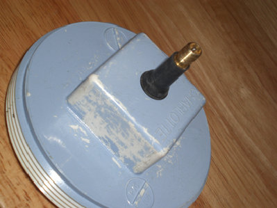 shrader valve, i saw someone else on here with one...works good!